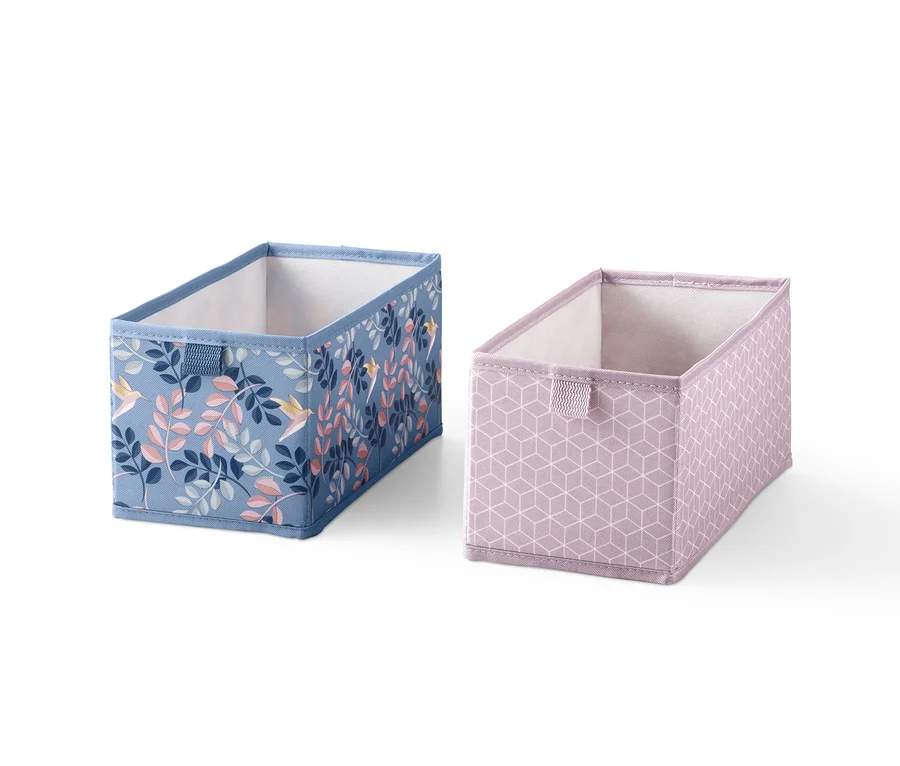 Zwei rechteckige Schubladen-Ordnungsboxen. Eine ist blau mit Blumenmuster, die andere rosa mit geometrischem Muster.