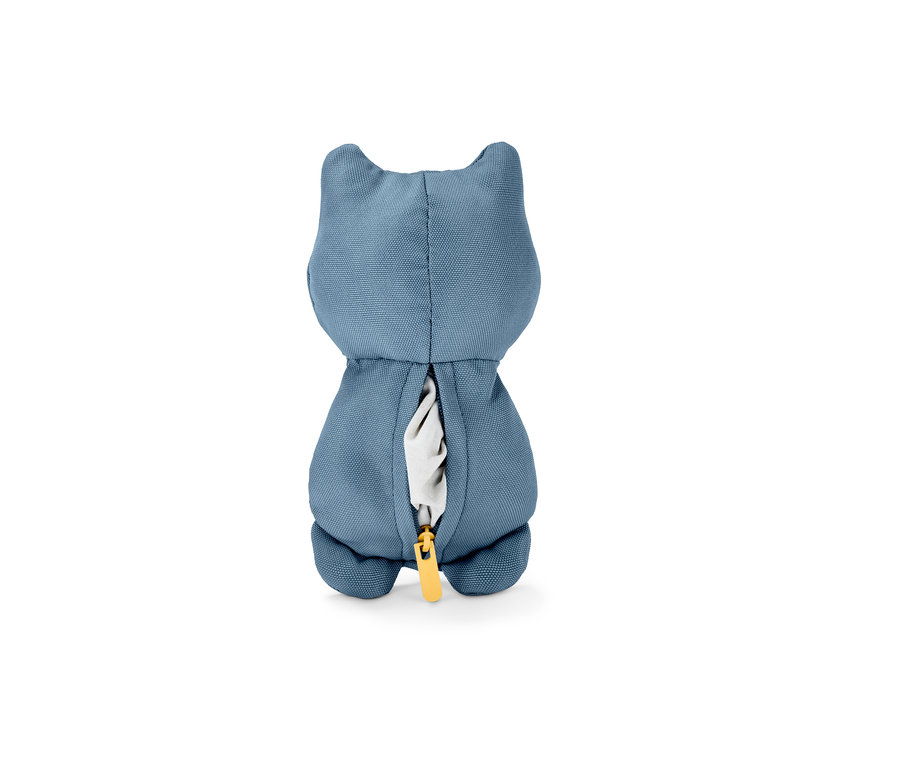 Blaues Katzen-Spielzeug in Tierform von hinten, mit weißem Stoff und gelbem Reißverschluss. Katzen-Spielzeug mit Katzenminze.