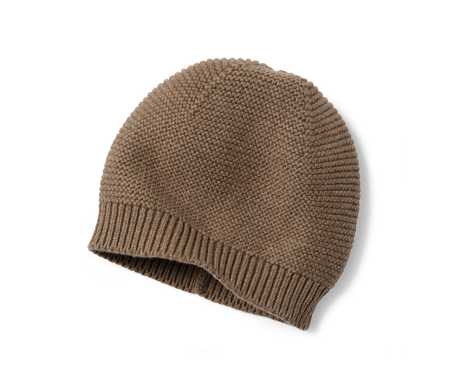Braune Strickmütze.