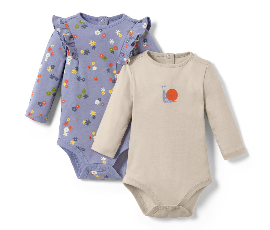Zwei Baby-Bodys: ein lila Body mit Blumenmuster und ein beiger Body mit Schnecken-Print.