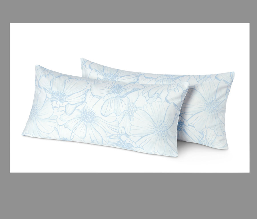 Zwei blau-weiße Renforcé-Kopfkissenbezüge mit floralem Alloverprint.