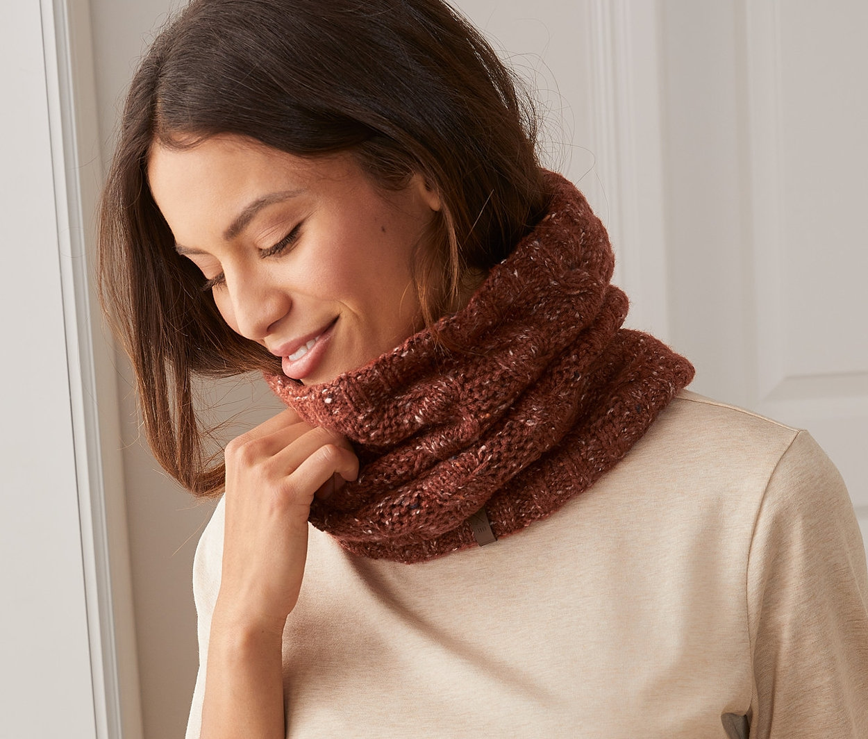 Frau trägt einen Strick-Schlauchschal.
