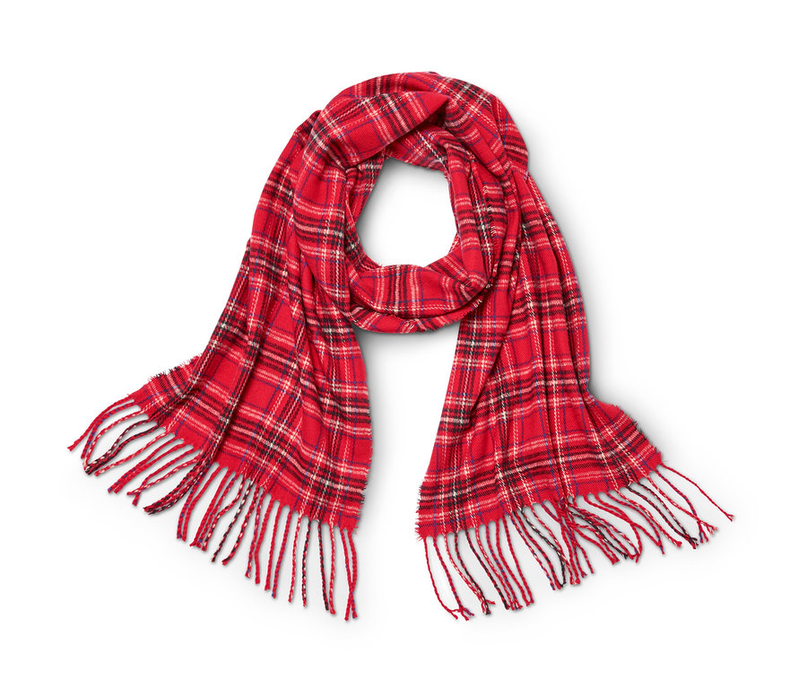 Ein karierter Schal mit Fransen liegt auf einem weißen Hintergrund.