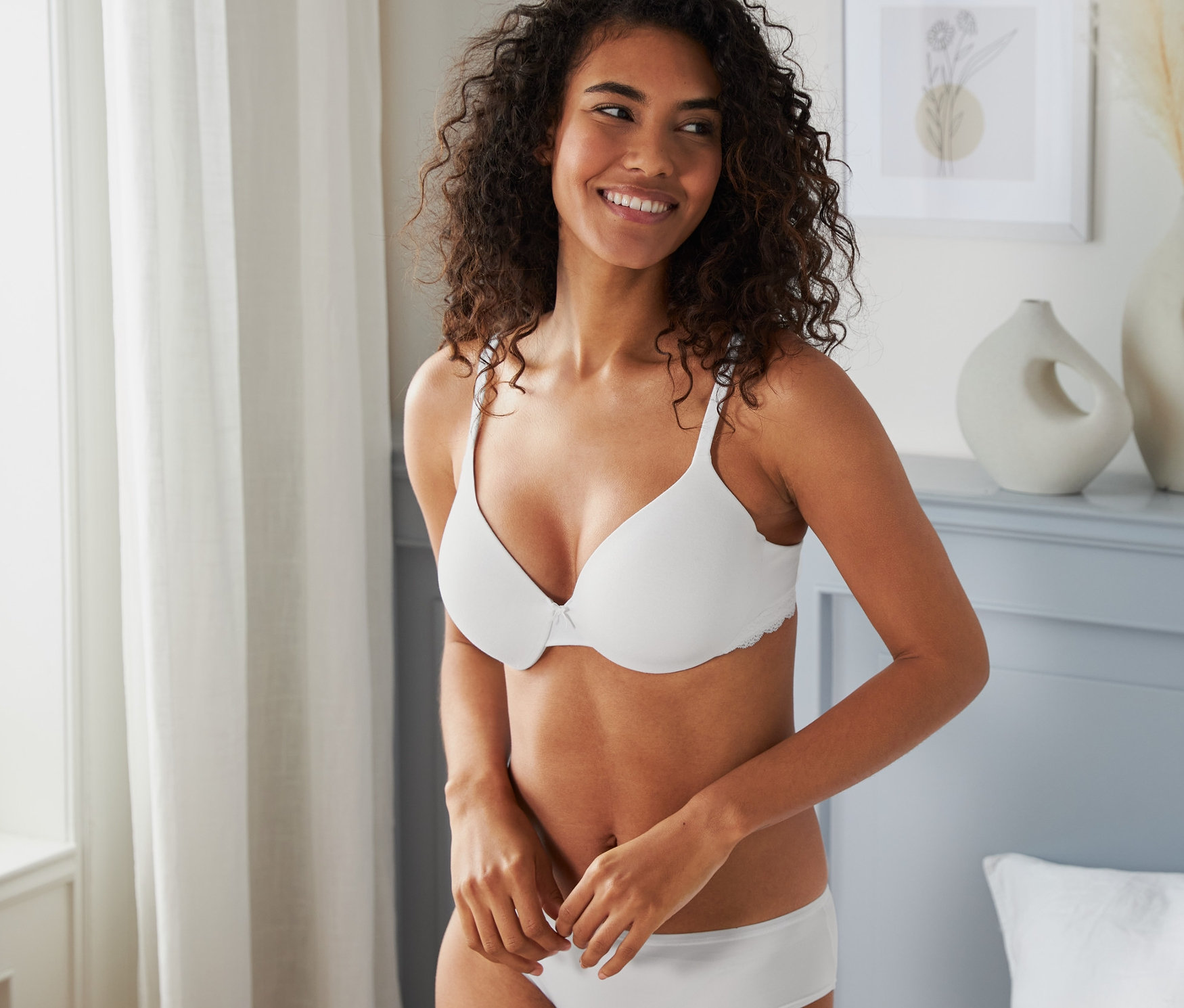 Frau trägt einen weißen T-Shirt-BH.