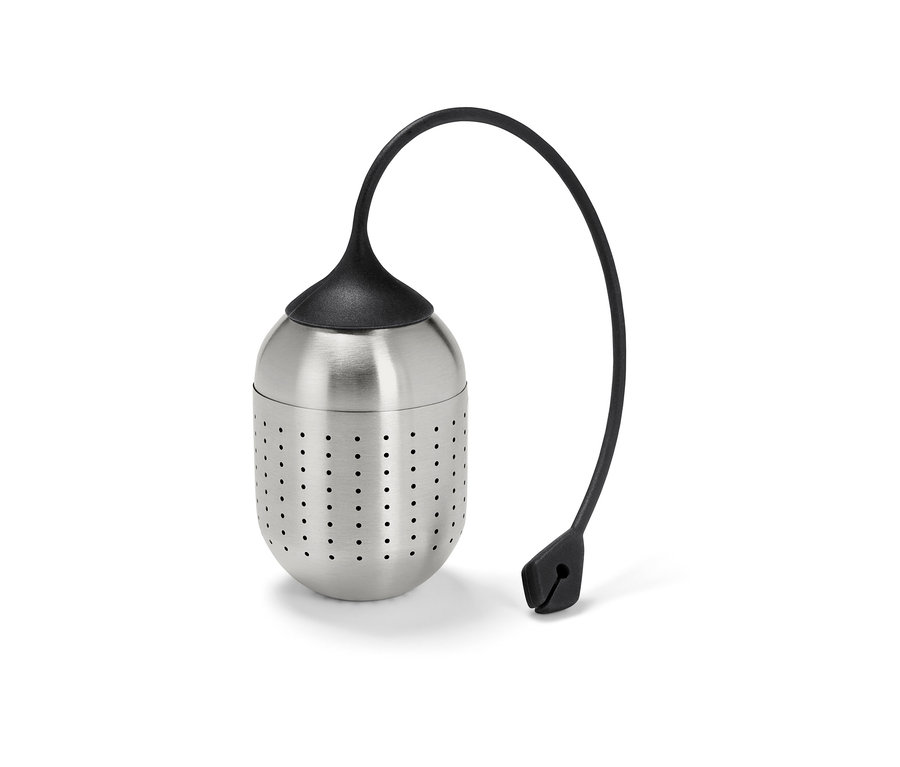 Eine silberne Gewürzkugel mit einem schwarzen Griff.