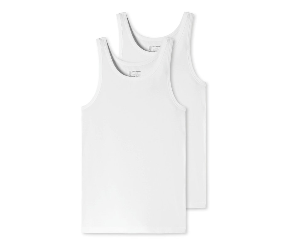 Zwei weiße SCHIESSER Unterhemden mit Bio-Baumwolle liegen übereinander.