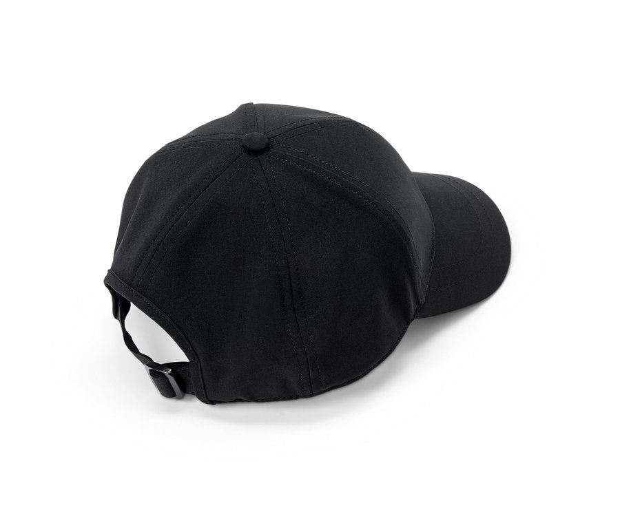 Eine schwarze Sportkappe liegt auf einem weißen Hintergrund.