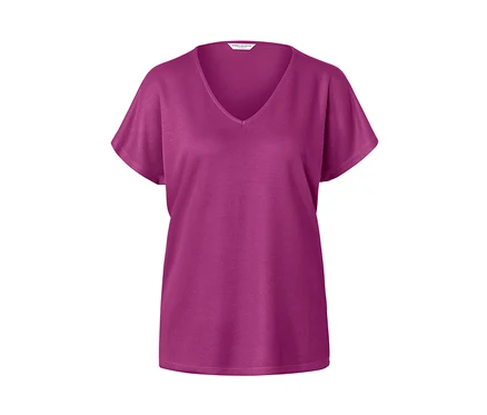 Detailansicht eines strukturierten Shirts in Berry-Farbe mit V-Ausschnitt.