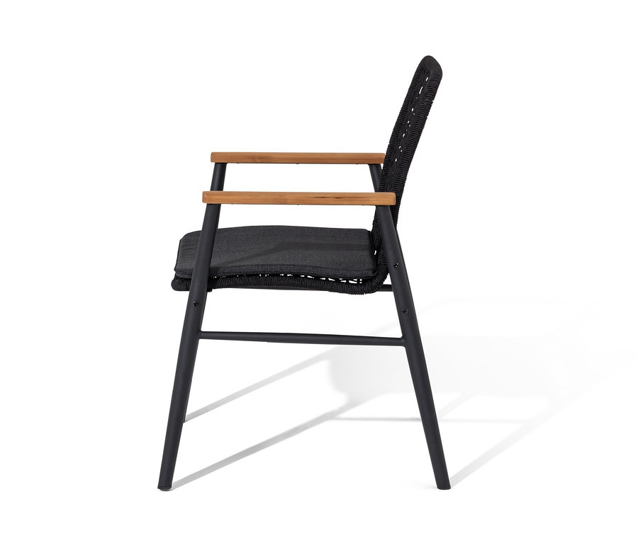Seitenansicht eines Dining-Stuhls mit Teak-Armlehnen und Textilgeflecht auf weissem Hintergrund.