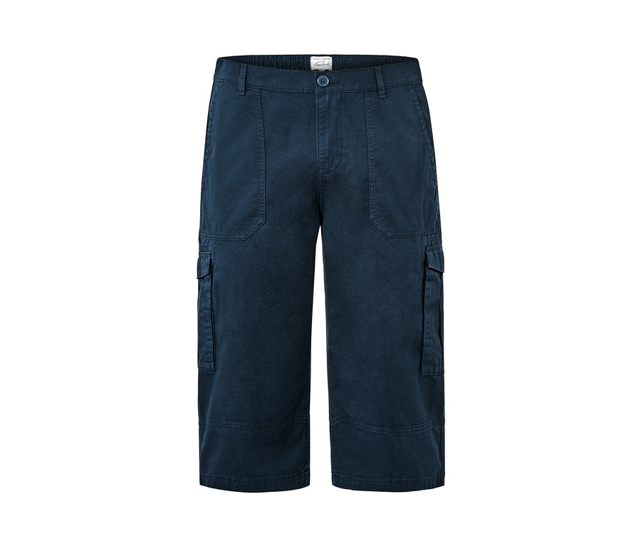 Eine dunkelblaue Cargo-Bermuda in 3/4-Länge.
