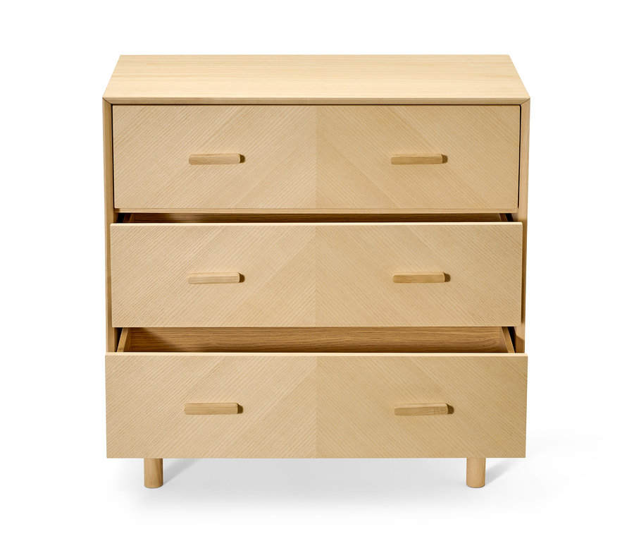 Schubladenkommode aus Eschenholz mit dekorativen Fronten, drei Schubladen, eine offen.