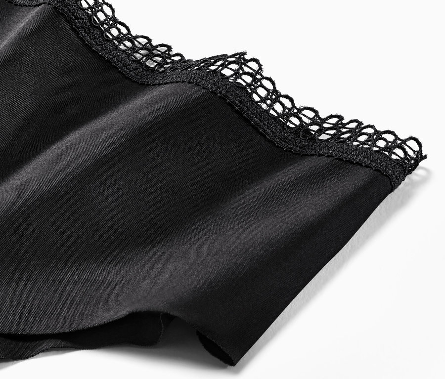 Detailansicht von 2 schwarzen Magic-Cut-Slips mit Spitze.