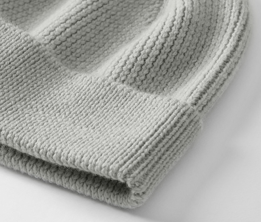 Detailaufnahme einer Kinder-Woll-Strickmütze.