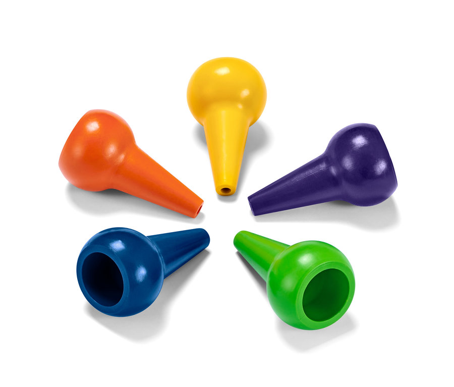 Fünf Wachsmalstifte in Orange, Gelb, Lila, Blau und Grün.
