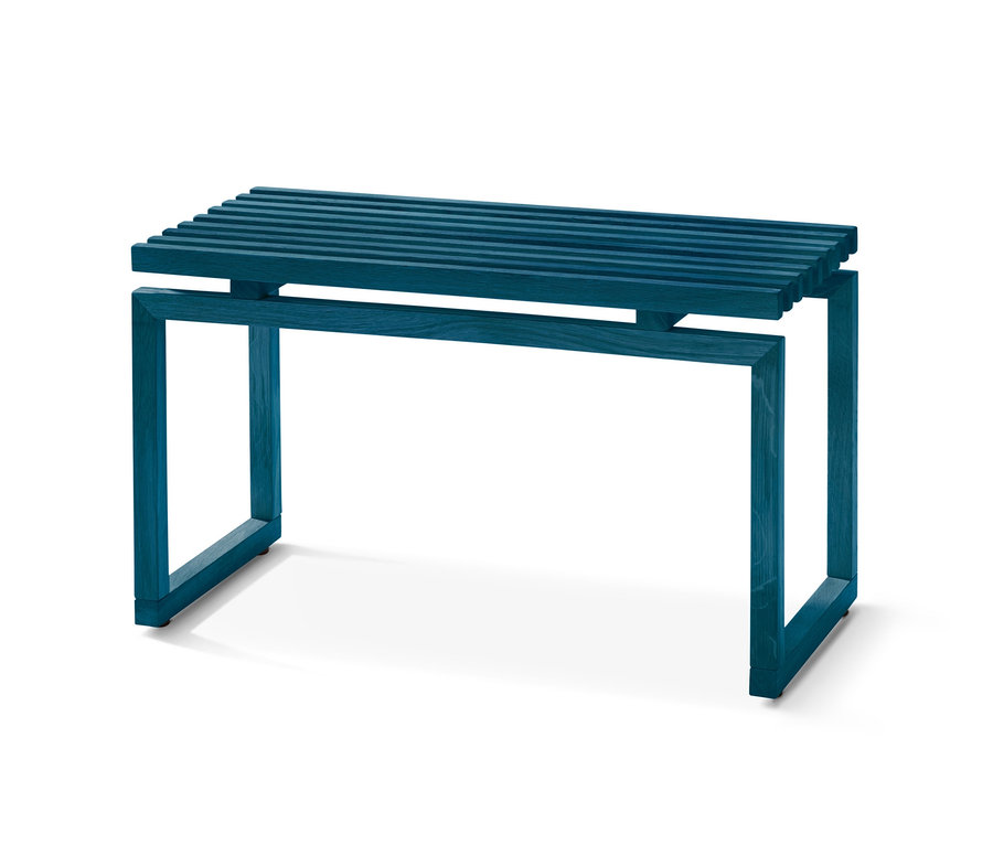 Eine blaue Sitzbank aus Massivholz auf weißem Hintergrund.