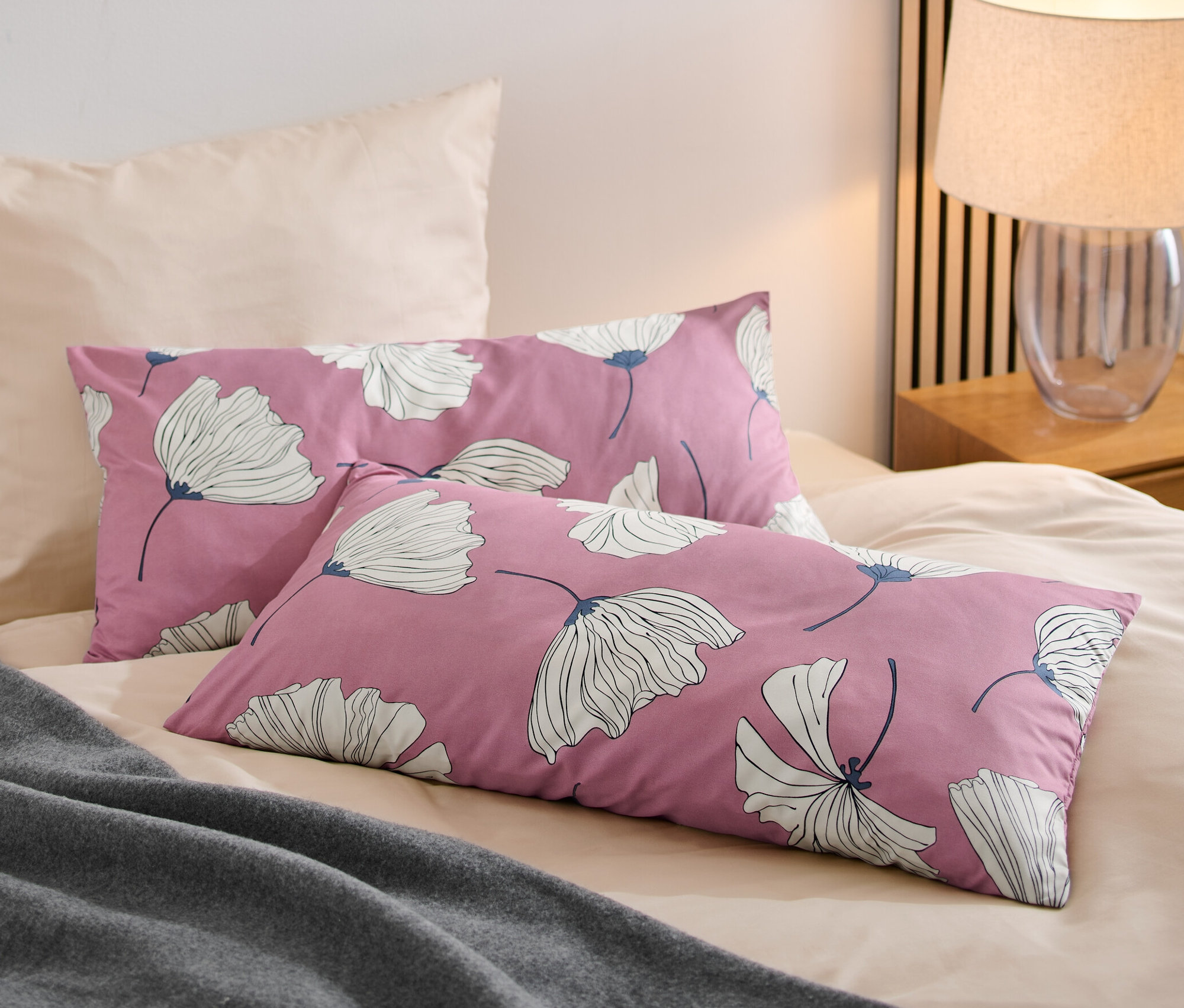 Auf einem Bett liegen zwei Microfaser-Kopfkissenbezüge.