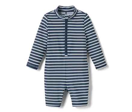 Gestreifter Baby-Einteiler mit UV-Schutzfaktor 80.
