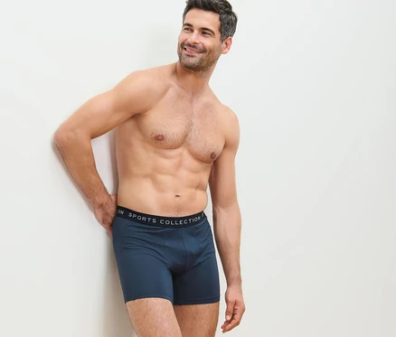 Mann posiert in blauen 2 Sport-Slipboxer.
