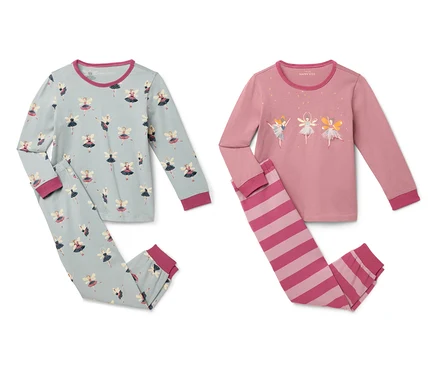 Zwei Mädchenschlafanzug-Sets. Ein hellblaues mit Ballerinen, ein rosafarbenes mit gestreifter Hose.