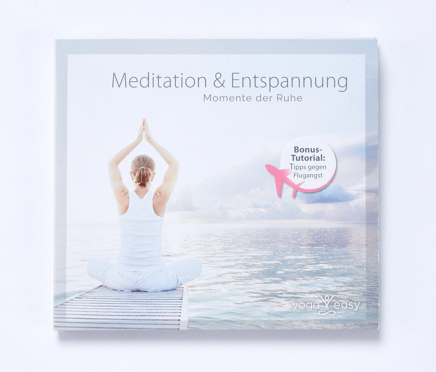 Cover der CD »Meditation und Entspannung – Momente der Ruhe« mit Frau im Lotussitz vor einem See.