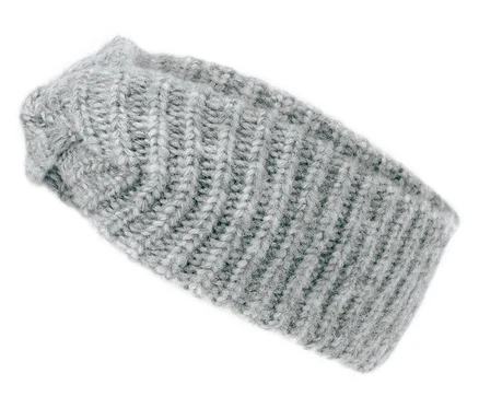 Graues, gestricktes Stirnband auf weißem Hintergrund.