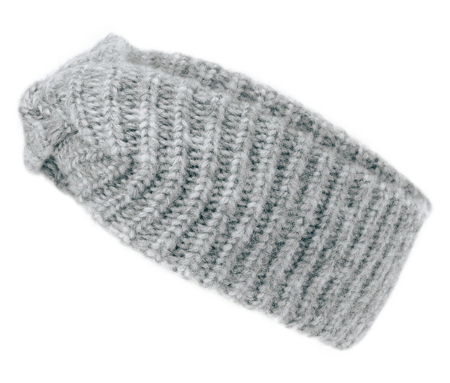 Graues, gestricktes Stirnband auf weißem Hintergrund.