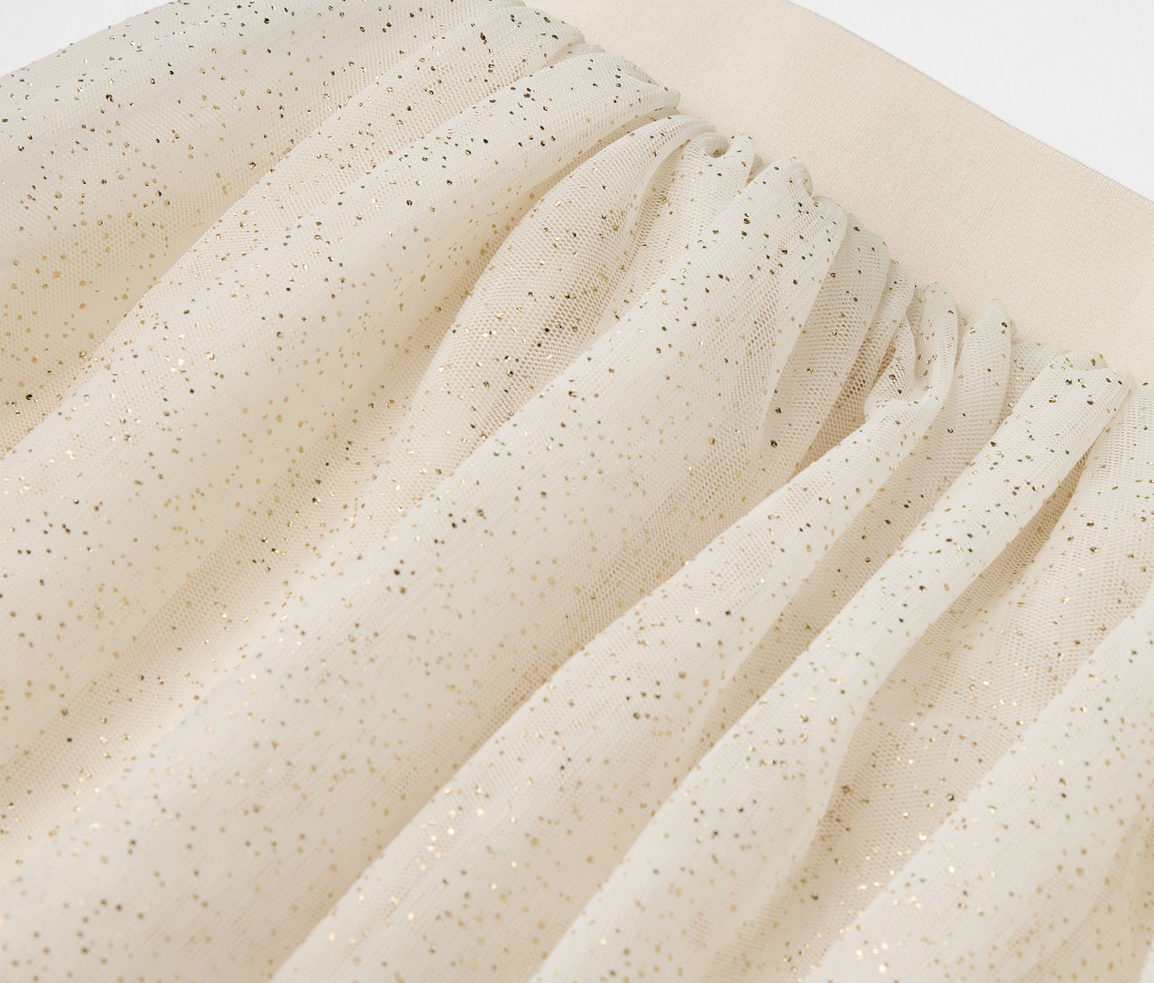 Beiger Tüllrock mit silbernem Glitzer.