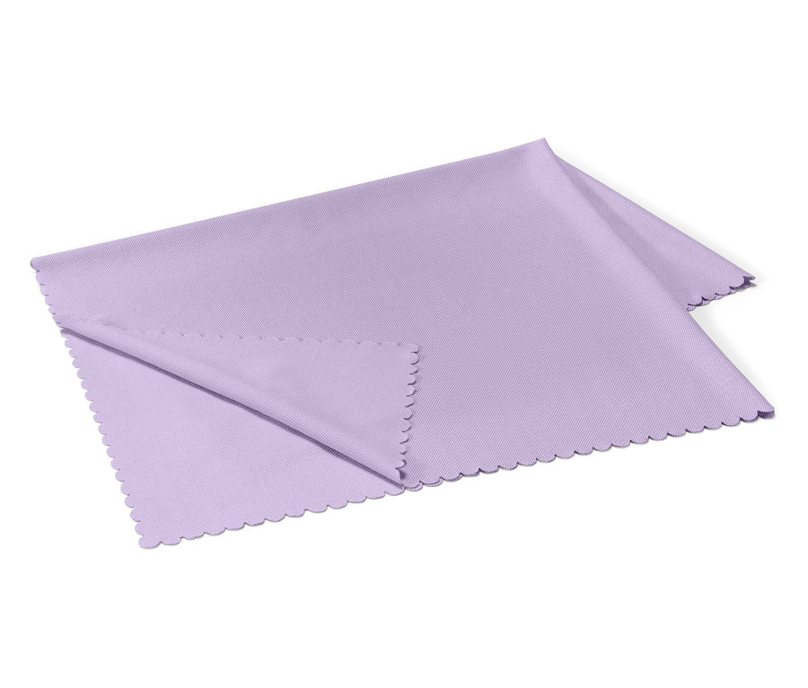 Ein gefaltetes, lavendelfarbenes Tuch mit gewelltem Rand liegt auf einem weißen Hintergrund.