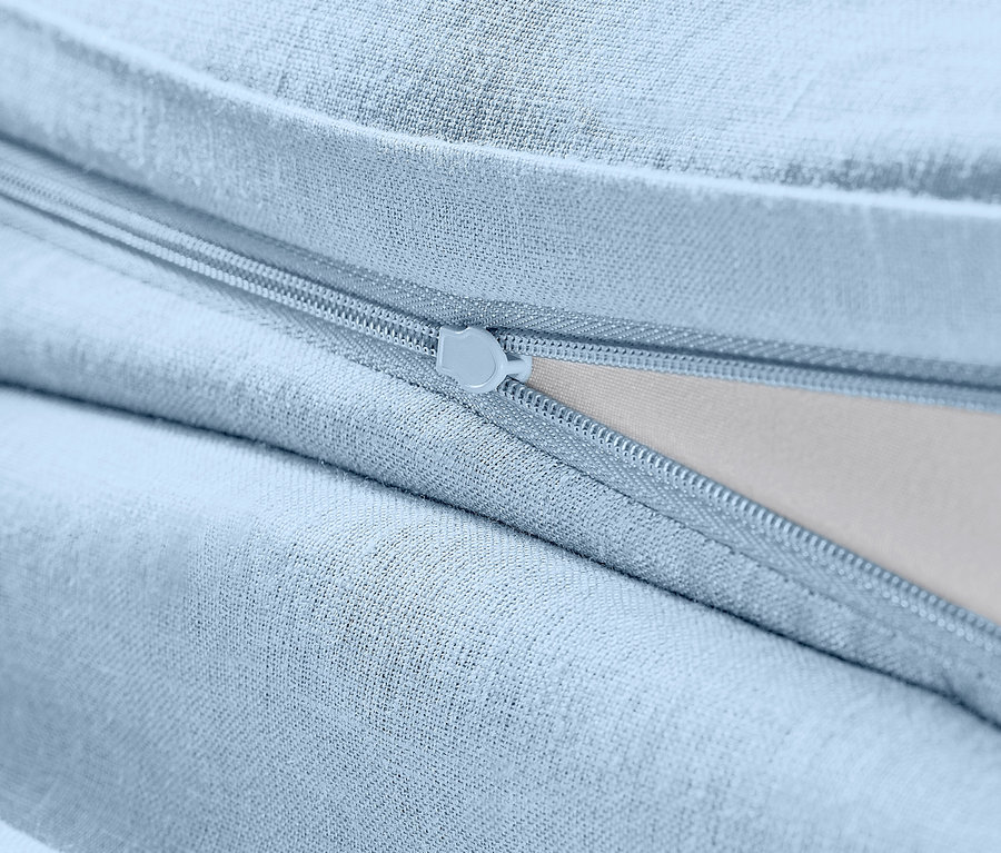 Detailaufnahme hellblauer Leinen-Bettwäsche in Normalgröße mit Reißverschluss.