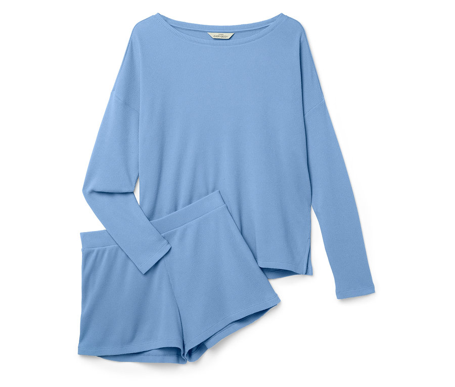 Ein hellblaues Schlafanzug-Set mit langen Ärmeln und Shorts liegt auf einem weißen Hintergrund.