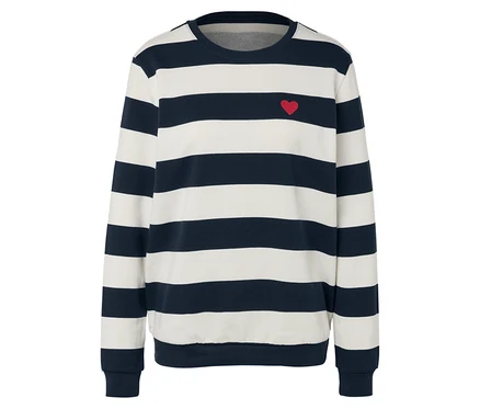 Gestreifter Langarmpullover mit kleinem rotem Herz.