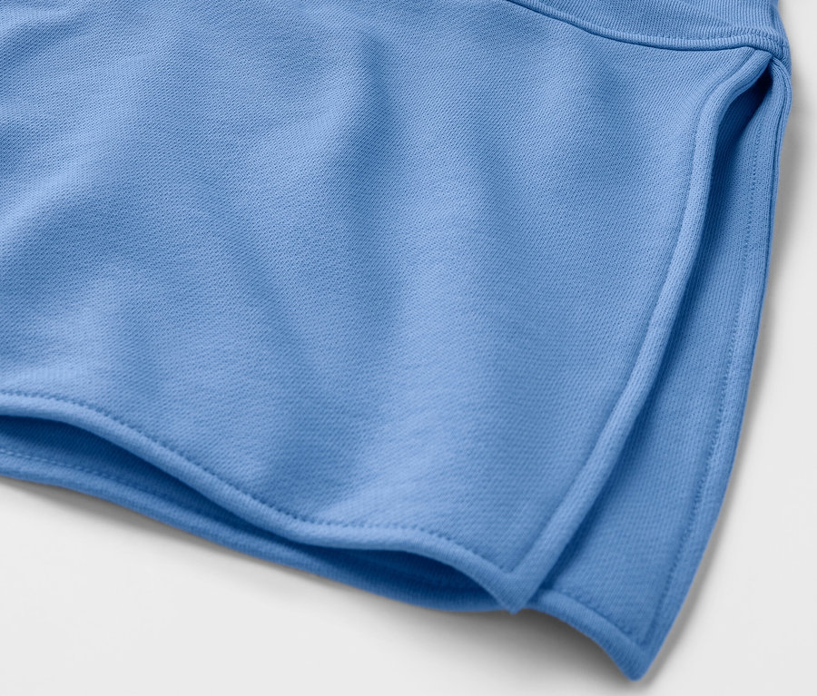 Detailansicht eines hellblauen langen Kapuzensweatshirts.