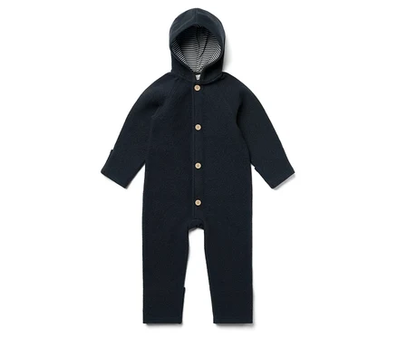 Marineblauer Baby-Overall mit Kapuze und gestreiftem Futter, geknöpft.