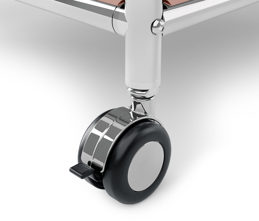 Detailaufnahme eines verchromten Rades mit schwarzem Reifen und Bremse.