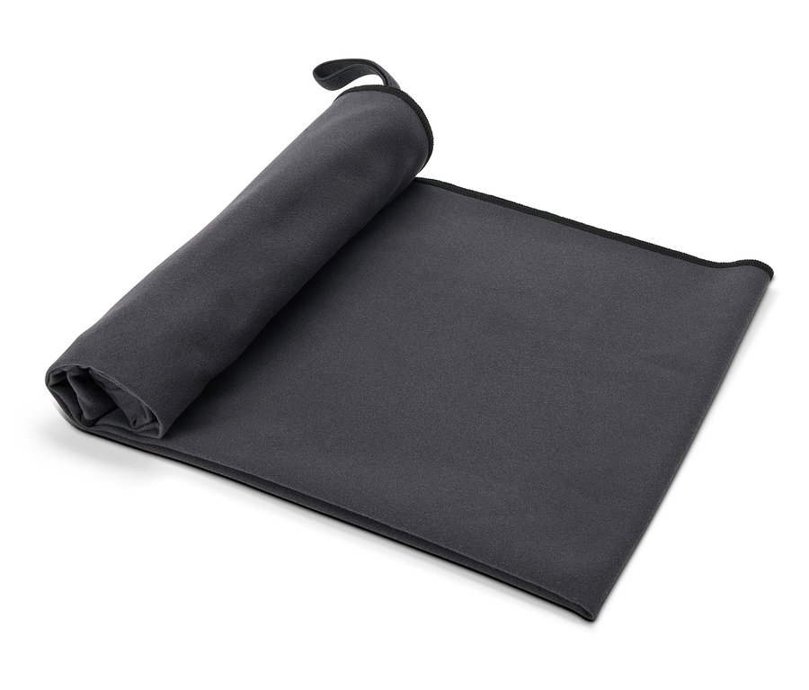 Ein teilweise zusammengerolltes, graues Handtuch mit Schlaufe.