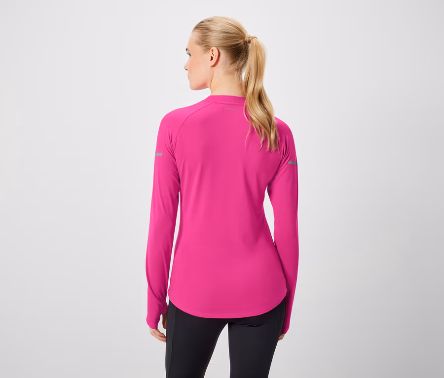 Rückansicht einer Frau mit blonden, zum Pferdeschwanz gebundenen Haaren, die ein pinkfarbenes Langarmshirt und schwarze Leggings trägt.