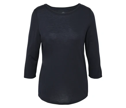 Ein marineblaues Shirt mit Dreiviertelärmeln auf einem weißen Hintergrund.
