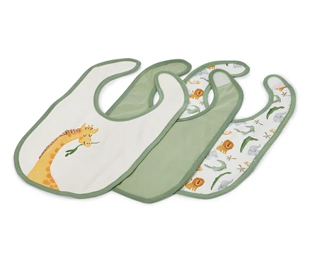 Drei grüne Baby-Lätzchen, eines mit Giraffenmotiv, eines einfarbig grün und eines mit Tiermotiven.