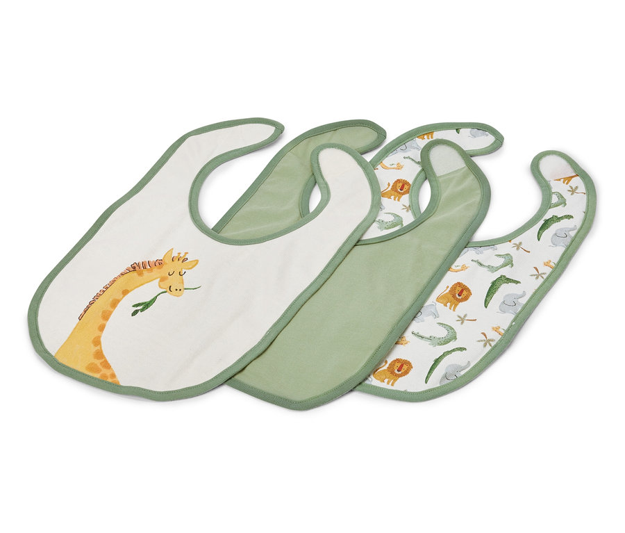 Drei grüne Baby-Lätzchen, eines mit Giraffenmotiv, eines einfarbig grün und eines mit Tiermotiven.