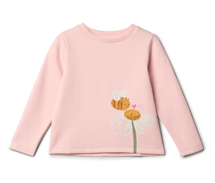 Ein hellrosa langärmeliges Hemd mit einer Zeichnung einer Biene auf einer Gänseblümchenblume.