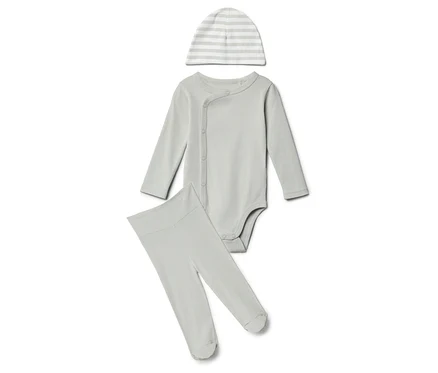 Baby-Set in Hellgrau, bestehend aus einer geringelten Mütze, einem langärmligen Body und einer Hose.