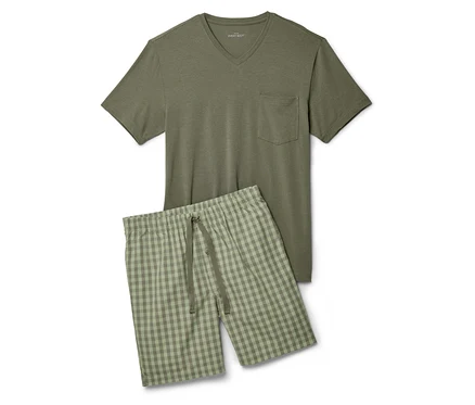 Ein olivgrünes Pyjama-Set bestehend aus einem T-Shirt mit V-Ausschnitt und karierten Shorts.