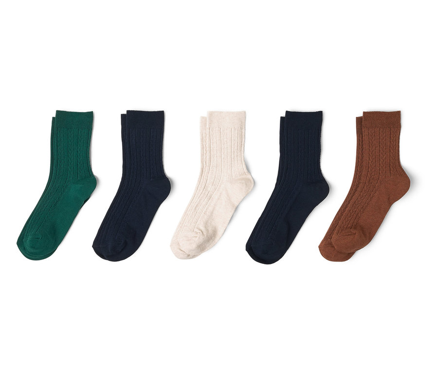 Fünf Paar gerippte Socken in Grün, Dunkelblau, Beige und Braun liegen nebeneinander vor einem weißen Hintergrund.