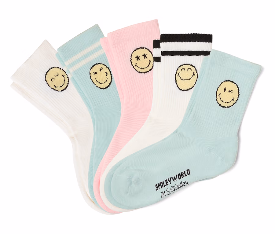 Fünf Paar SMILEYWORLD® Kinder-Tennissocken in Weiß, Rosa und Salbeigrün, jeweils mit einem gelben Smiley-Gesicht. Einige Socken haben Streifen.