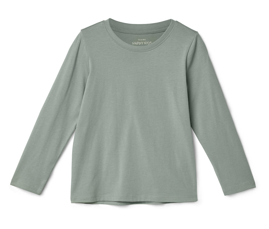 Ein hellgrünes langärmeliges Kindershirt liegt auf einem weißen Hintergrund.