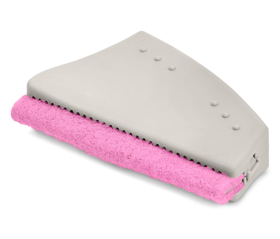 Nahaufnahme eines rosafarbenen Schwamms unter einem grauen Kunststoffgriff.