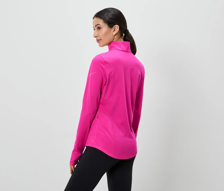 Frau von hinten, mit Pferdeschwanz, trägt pinke Jacke mit Reißverschluss und schwarze Leggings vor einem weißen Hintergrund.