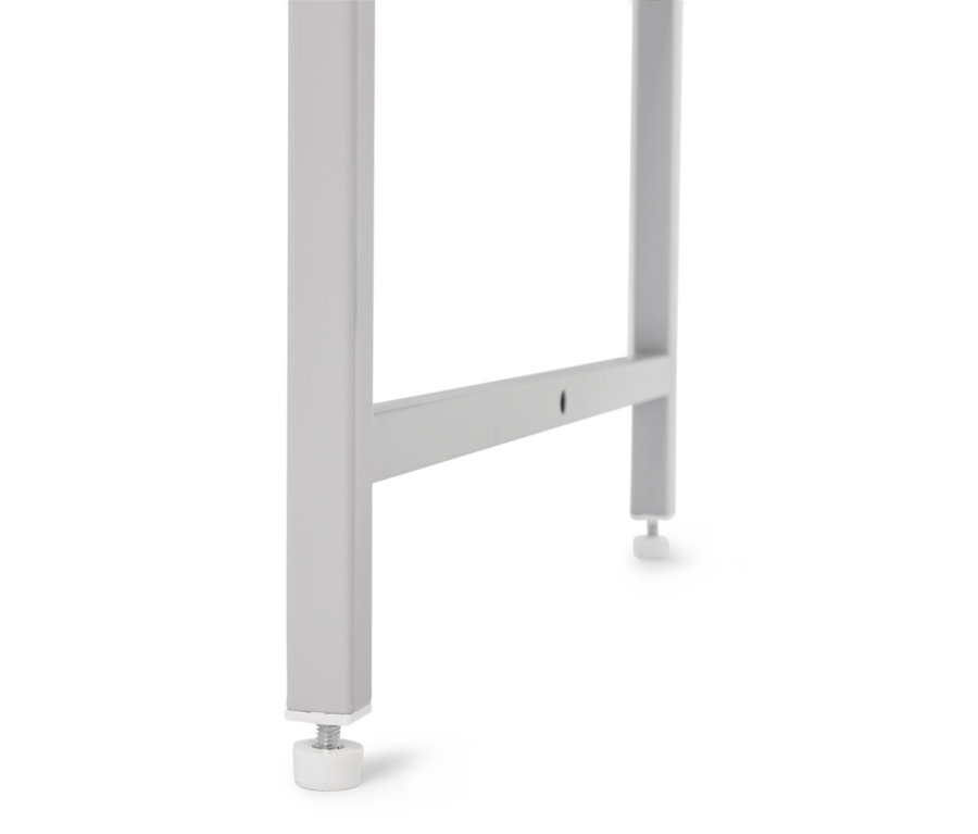 Detailansicht eines silbernen Tischbeins mit verstellbarem Fuß auf weißem Hintergrund.