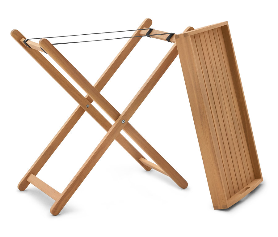 Ein hölzerner Serviertisch mit einem Tablett steht auf einem weißen Hintergrund.