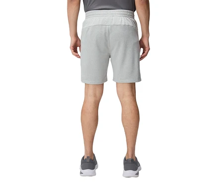 Rückansicht einer Person, die kurze, hellgraue Shorts und graue Laufschuhe trägt.